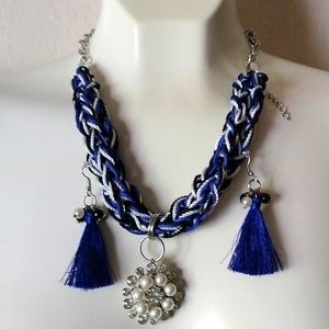 Juego de aretes y collar.